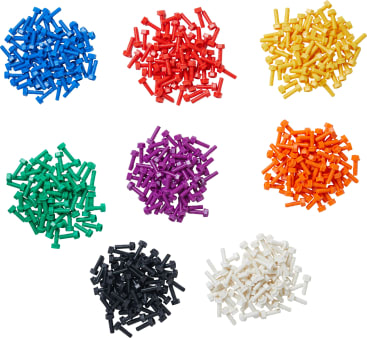 Gruppen von Kunststoffbolzen, die in sieben Farben angeordnet sind - blau, rot, gelb, grün, lila, orange, schwarz und weiß -, die jeweils in separaten Stapeln auf einem weißen Hintergrund angeordnet sind.