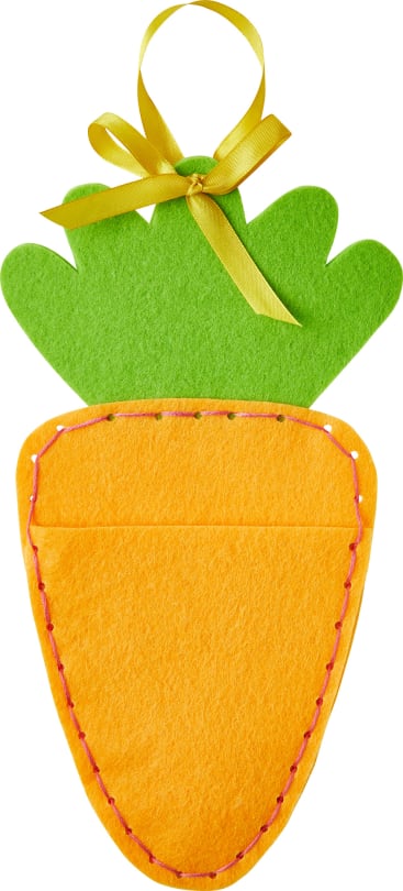 Eine Filzdekoration in Form einer Karotte mit orangefarbenem Körper, grünem Blätterdach, rosa Nähten und einem gelben Band, das oben zu einer Schleife gebunden ist. Die Karotte hat eine Tasche auf der Vorderseite.