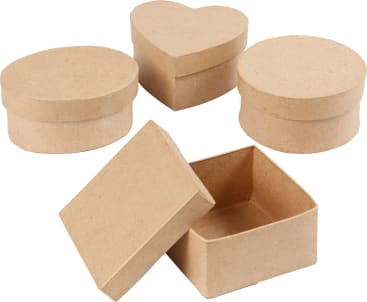 Abgebildet sind vier schlichte braune Geschenkkartons. Drei sind geschlossen - ein herzförmiger, ein ovaler und ein runder -, während der vierte, ein quadratischer Karton, seinen Deckel geöffnet und auf die Seite gelegt hat.