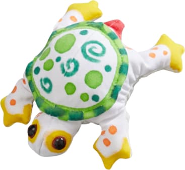 Eine Plüschschildkröte mit weißem Körper, gelben Füßen, orangefarbenen Flecken, einem grün-weiß gemusterten Panzer und großen braunen Augen, die flach auf einem weißen Hintergrund liegt.