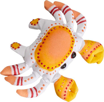 Ein Plüschtier in Form einer Krabbe, hauptsächlich weiß mit orangefarbener und gelber Färbung auf dem Körper und den Krallen, roten Punkten und Linien als Details und zwei schwarzen Augen.