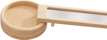 Eine runde Holzschachtel mit einem teilweise geöffneten Schiebedeckel, der einen leeren Innenraum freigibt. Im Deckel ist ein rechteckiges Fenster aus Glas oder Acryl in das Holz eingelassen.