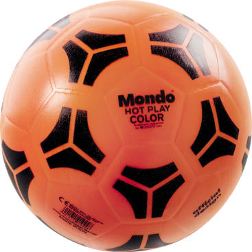 Ein orangefarbener Fußball mit schwarzen geometrischen Mustern, der auf der Oberfläche mit Mondo Hot Play Color und Official Size beschriftet ist.