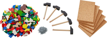 Ein Stapel verschiedener bunter Holzformen, ein kleiner Haufen Metallnägel, fünf kleine Holzhämmer mit schwarzen Köpfen und ein Stapel von sechs rechteckigen Korkplatten, die nebeneinander auf einem weißen Hintergrund angeordnet sind.