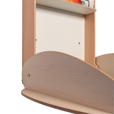 Nahaufnahme eines leichten Holzschranks mit einer gebogenen Platte, einer vertikalen Rückwand und einem oberen Regal für Bücher. Der Schrank ist mit sichtbaren Schrauben zusammengebaut.