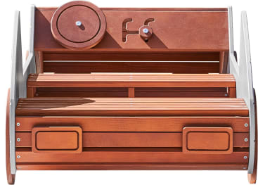 Ein Spielgerät aus Holz mit einem Lenkrad, einer Sitzbank und zwei rechteckigen Platten an der Vorderseite, die an ein Fahrzeug erinnern. Das Holz ist mit rötlich-braunen und hellgrauen Akzenten gebeizt.