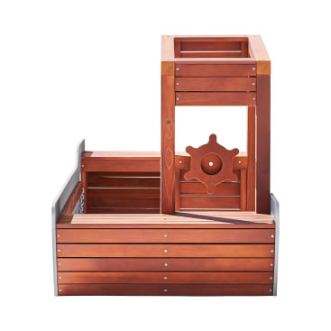 Ein schiffsähnliches Holzspielgerät mit horizontalen Latten, einem erhöhten rechteckigen Teil, einem roten Steuerrad und Eckstützen aus Metall, fotografiert auf weißem Hintergrund.