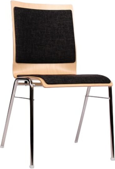 Ein moderner Stuhl mit Sitz und Rückenlehne aus hellem Holz, beide mit schwarzem Stoff gepolstert, der von vier verchromten Metallbeinen getragen wird.