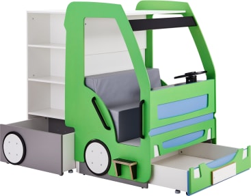 Ein grün-weißes Kinderbett in Form eines Lastwagens, mit Regalen, Schubladen, einem eingebauten Sitz mit grauem Kissen und schwarzen Rädern als dekorative Elemente.