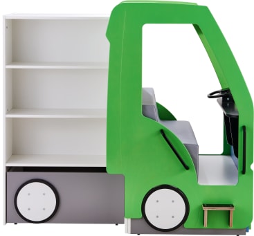 Ein Bücherregal, das wie die Rückseite eines Lieferwagens aussieht, ist an einem grünen Sitz in Form eines Lastwagens mit einem Lenkrad, einer grauen Sitzfläche und einer schwarzen Trittstufe befestigt. Die Einrichtung ist für Kinder gedacht.