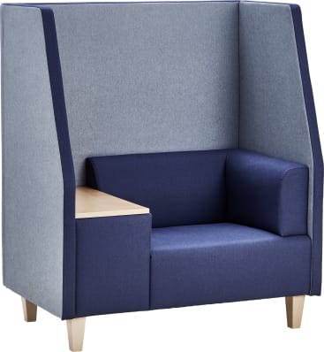 Ein moderner, zweifarbiger Polstersessel mit hoher Rückenlehne und Seitenteilen und einem eingebauten Beistelltisch aus hellem Holz auf der linken Seite. Der Sessel ist blau und grau und hat Holzbeine.