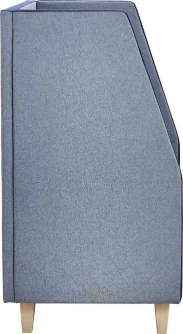 Seitenansicht eines modernen, blau gepolsterten Sessels mit geometrischem Muster und hellen Holzbeinen. Die Rückenlehne und die Armlehne sind kantig, und der Stoff scheint eine subtile Textur zu haben.