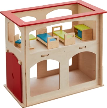 Ein hölzernes Puppenhaus mit zwei Etagen, roter Verzierung, offenen Seiten und mehreren Möbelstücken, darunter Betten und Bänke in Blau, Grün und natürlichen Holzfarben. Die untere Etage ist leer.
