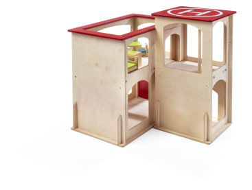 Ein zweistöckiges, offenes Spielzeuggebäude aus Holz mit einem roten Dach, auf dem ein weißes Hubschrauberlandezeichen zu sehen ist, und Miniaturmöbeln im Inneren.