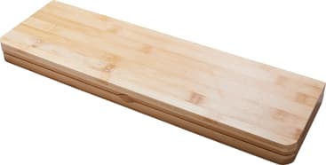 Eine rechteckige Holzkiste mit glatten Kanten und einer natürlichen, hellen Holzoberfläche, die geschlossen vor einem weißen Hintergrund gezeigt wird.