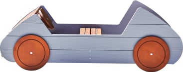Seitenansicht eines Kinderspielzeugautos aus grauen und braunen Materialien, mit Holzkreisen für die Räder und Holzlatten für die Sitze. Das Auto hat ein offenes Dach und ein eckiges Design.