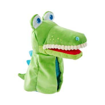 Eine grüne Plüschhandpuppe mit blauem Rücken, weißen Plüschzähnen und großen Augen, dargestellt vor einem weißen Hintergrund. Das Maul der Handpuppe ist geöffnet und zeigt ein rotes Inneres.