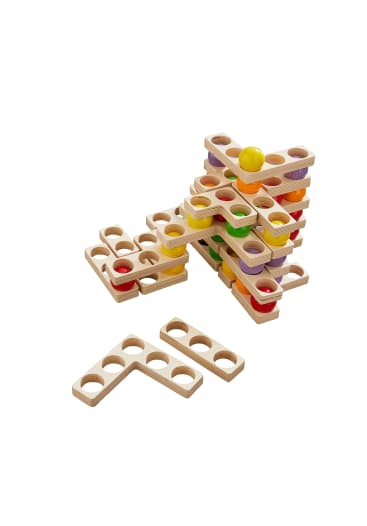 Ein Stapelspiel aus Holz mit rechteckigen Spielsteinen mit kreisförmigen Löchern, wobei jeder Spielstein farbige Kreise enthält. Die Spielsteine werden zu einem Turm gestapelt, mit einer gelben Kugel an der Spitze und zwei Spielsteinen, die flach davor liegen.