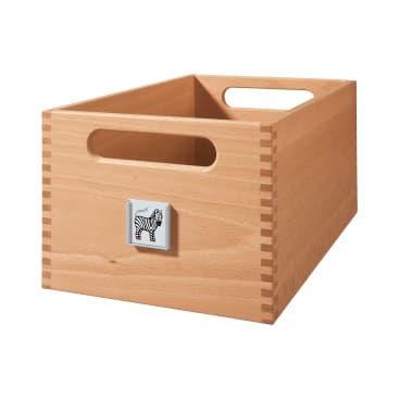 Eine rechteckige Holzschachtel mit Schwalbenschwanzverbindungen und einem ausgeschnittenen Griff auf der Vorderseite. Auf der Vorderseite der Schachtel ist ein kleines Etikett mit der Zeichnung eines Zebras angebracht.