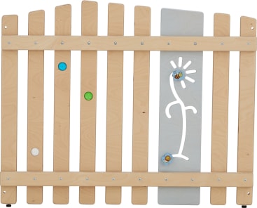 Ein Zaun aus Holzpaneelen mit vertikalen Latten, farbigen runden Knöpfen und einem grauen Paneel, das mit einem weißen Umriss einer Blume und kleinen Cartoon-Bienen verziert ist.