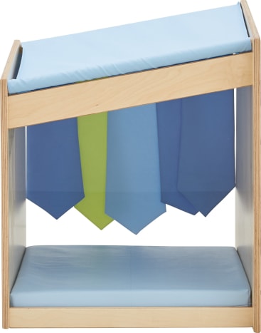 Ein kleines Holzregal mit einer schrägen, blau gepolsterten Ober- und Unterseite, die vier hängende Stoffbahnen in Blau- und Grüntönen hält. Das Regal hat offene Seiten und ein einfaches, modernes Design.