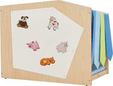 Eine hölzerne Aktivitätstafel mit einer weißen Magnettafel, auf der sich Tierfiguren aus Filz befinden: ein Hund, eine Kuh, ein Schwein und eine Katze. Bunte Stoffstreifen hängen an der rechten Seite der Struktur.