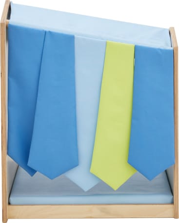 Ein hölzerner Ständer zeigt vier Stoffbahnen in den Farben Blau, Hellblau, Neongrün und Blau, die jeweils wie eine Krawatte geformt sind und senkrecht hängen.