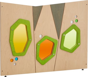 Eine Holztafel mit drei unregelmäßig geformten, grün umrahmten Spiegeln mit orangefarbenen, gelben und klaren Reflexionsflächen sowie farbigen Knöpfen und runden Akzenten. Die Tafel weist geometrische Muster auf.