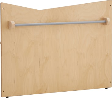 Eine helle Holztafel mit einer grauen horizontalen Metallstange, die zwischen zwei Holzklammern in der Nähe der Oberseite angebracht ist. Die Platte hat eine schräge Oberkante und sichtbare Holzmaserungen.