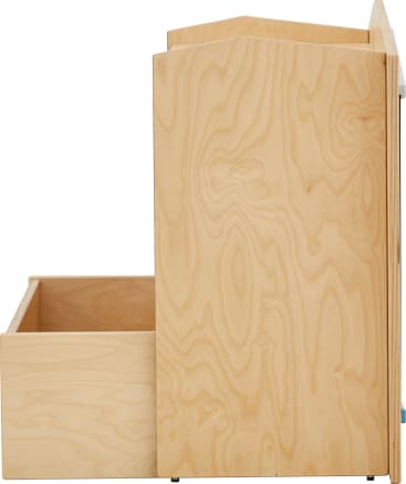 Eine Seitenansicht eines Schranks aus hellem Holz mit einer herausgezogenen unteren Schublade. Der Schrank hat sichtbare Maserungen und ein einfaches, minimalistisches Design.