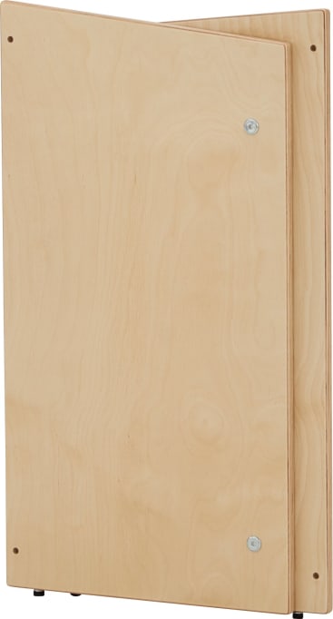 Ein geschlossener, rechteckiger Klapptisch aus hellem Holz, der senkrecht steht und an dessen Seiten Metallscharniere und Schrauben sichtbar sind.