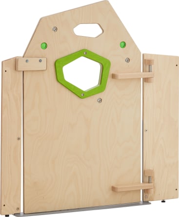 Eine Holzplatte mit einem fünfeckigen grünen Griff und zwei horizontalen Holzstäben auf einer Seite, die an eine Tür oder einen Teil eines Spielgerüsts erinnern. Das Holz hat eine helle Oberfläche und sichtbare Maserungen.