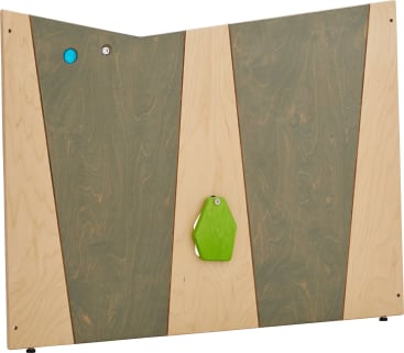 Eine Holzplatte mit abwechselnd hellen und dunklen vertikalen Abschnitten, mit einem grünen geometrischen Griff in der Mitte und einem kleinen blauen Knopf und einem silbernen Schlüsselloch oben links.
