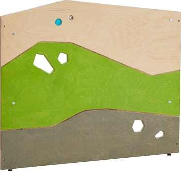 Eine Holztafel mit einem Oberteil aus Naturholz, einem grünen Mittelteil in Form eines Hügels und einem grauen Unterteil. Die Platte hat drei unregelmäßig geformte Ausschnitte und mehrere sichtbare Schrauben.