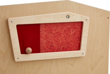 Eine Holztafel mit einem rechteckigen Sichtfenster, das einen rot gemusterten Hintergrund aufweist. Das Fenster hat an einer Seite einen Holzknauf und ist an den Ecken mit Schrauben befestigt.