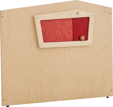 Eine rechteckige, hell lackierte Holztafel mit einem roten Einsatz mit einem Holzknauf auf der rechten Seite und einem geometrischen Muster, das in der oberen Mitte der Tafel angebracht ist.