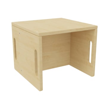 Ein Würfelstuhl aus hellem Holz mit einer flachen Platte, zwei massiven Seitenteilen mit vertikalen Griffen und einer offenen Vorder- und Rückseite, fotografiert vor einem weißen Hintergrund.