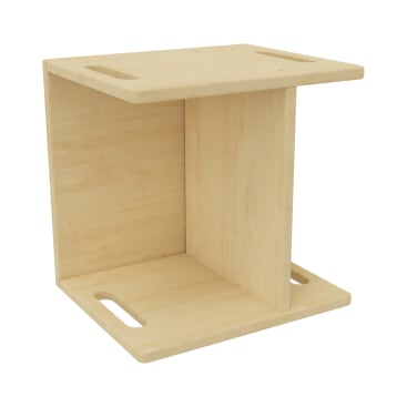 Ein Würfelstuhl aus hellem Holz mit einfachem, minimalistischem Design, mit ausgeschnittenen Griffen an zwei Seiten und einer glatten Oberfläche. Der Stuhl ist schräg gestellt, um seine Struktur zu zeigen.