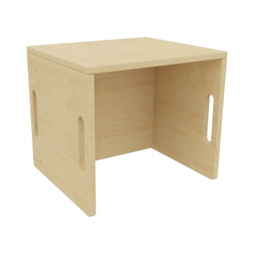 Ein heller würfelförmiger Holztisch mit offenen Seiten und eingebauten Haltegriffen vor einem schlichten weißen Hintergrund.