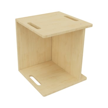 Ein würfelförmiger Hocker oder Sitz aus hellem Holz mit zwei Griffausschnitten an gegenüberliegenden Seiten, fotografiert auf weißem Hintergrund.