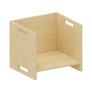 Ein kleiner, heller Holzstuhl in Kastenform mit drei massiven Seiten und eingebauten Griffen auf jeder Seite. Die Sitzfläche ist niedrig und der Stuhl hat ein einfaches, minimalistisches Design.