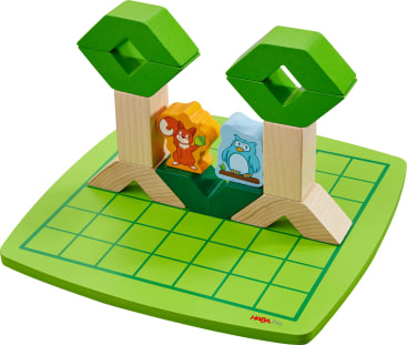 Ein Holzspielzeugset auf einer grünen Gitterbasis mit zwei Bäumen, einer Affenfigur und einer Eulenfigur, die zwischen den Bäumen steht. Die Spielfiguren sind bunt und geometrisch gestaltet.
