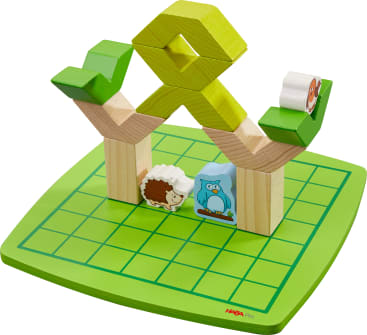 Ein hölzernes Stapelspielzeug mit einem Igel, einer Eule und einem Eichhörnchen auf einer grünen Gitterbasis, mit geometrischen Blöcken, die Bäume bilden, und einer gelben Form an der Spitze.