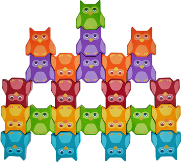 Eine Pyramide aus bunten hölzernen Eulenfiguren in Grün, Lila, Orange, Rot, Gelb und Blau, jede mit großen Augen und Flügeln, gestapelt auf einem weißen Hintergrund.