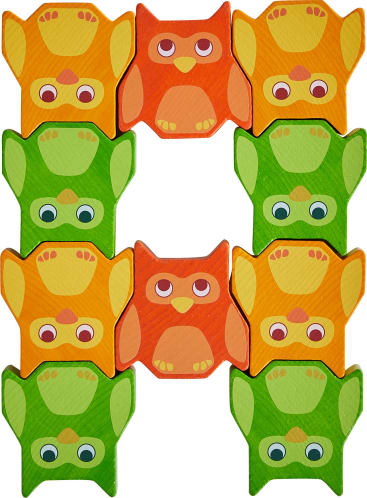 Holzspielzeugteile in Form von Eulen sind in einem rechteckigen Muster angeordnet. Die Teile sind abwechselnd orange und grün gefärbt, wobei die Augen der Eulen entweder nach oben oder nach unten gerichtet sind.