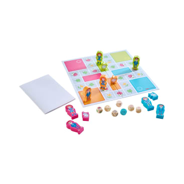 Ein Brettspielset mit einem gerasterten Spielbrett, einer gefalteten Spielanleitung, bunten Spielfiguren, tierförmigen Figuren und mehreren Holzwürfeln auf weißem Hintergrund.