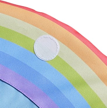 Nahaufnahme eines Stoffmusters mit fünf pastellfarbenen Regenbogenstreifen und einem weißen kreisförmigen Aufnäher in der Mitte.