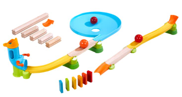 Ein Murmelbahn-Spielzeugset mit bunten Kunststoff- und Holzbahnen, einer blauen Spirale, Rampen, Dominosteinen und drei Murmeln. Die Teile sind in einer Schleife angeordnet, durch die die Murmeln rollen können.