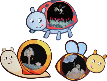Drei Tiere im Cartoon-Stil - ein Marienkäfer, eine Schnecke und eine Biene - haben jeweils eine kreisförmige Tafel auf ihrem Körper mit Kreidezeichnungen: eine Biene bei Blumen, ein Igel bei einem Baum und eine Schnecke auf einem Hügel unter einer Wolke.