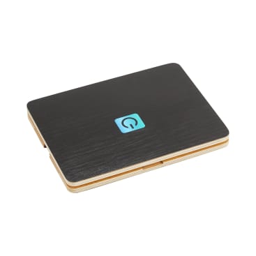Ein geschlossener, schwarzer und holzfarbener, rechteckiger Laptop mit einem blauen Einschaltknopf-Symbol in der Mitte der oberen Abdeckung, dargestellt auf einem schlichten weißen Hintergrund.